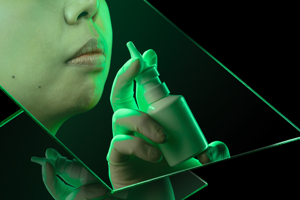 Jogo de espelhos com vacina nasal sendo aplicada.