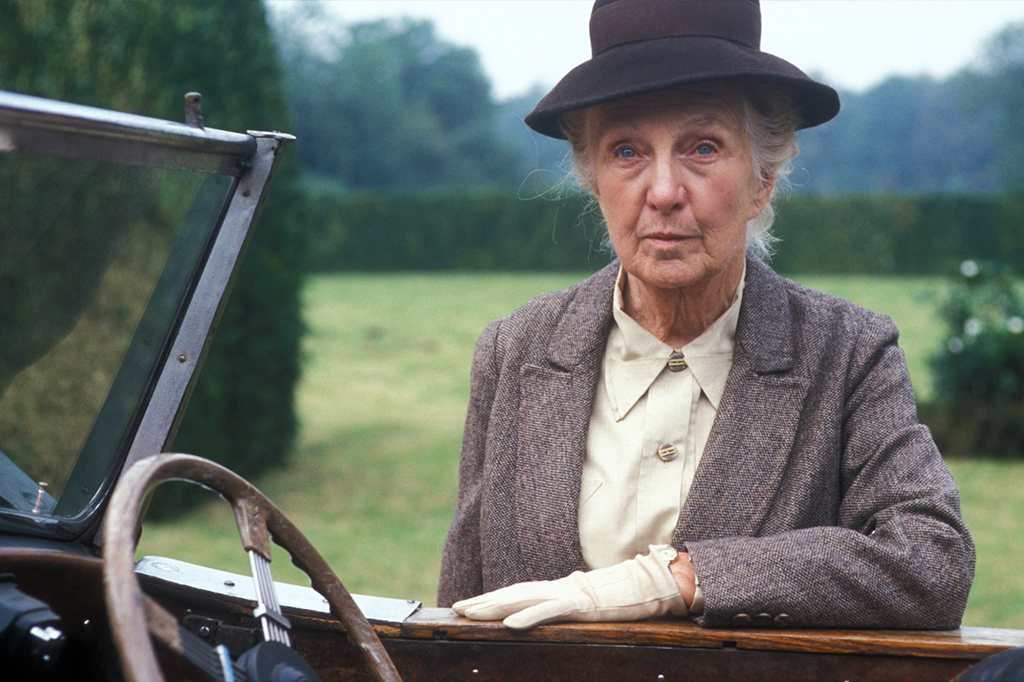 Miss Marple, interpretada por Joan Hickson, em série homônima.