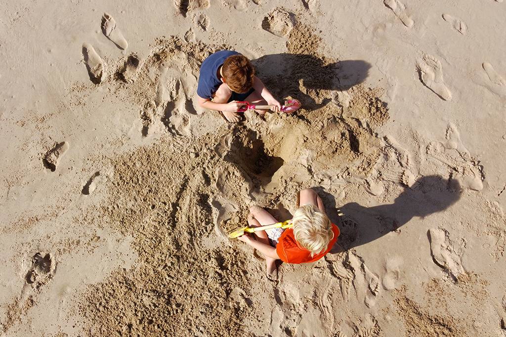 Por que a areia fica mais dura conforme cavamos?