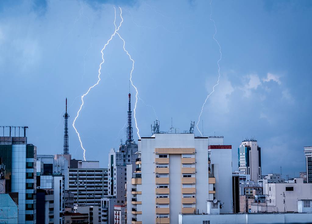 Brasil registra aumento de 29% no número de raios em relação à 2021