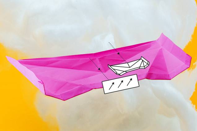 "FFF-1". Este aviãozinho não voa sozinho: o piloto deve segurar um pedaço de papelão embaixo do avião enquanto se movimenta para frente. O papelão gera uma corrente de ar que se move para cima, sustentando o avião. Dessa forma, o pedaço de papel pode ser “pilotado”. "FFF-1". Este aviãozinho não voa sozinho: o piloto deve segurar um pedaço de papelão embaixo do avião enquanto se movimenta para frente. O papelão gera uma corrente de ar que se move para cima, sustentando o avião. Dessa forma, o pedaço de papel pode ser “pilotado”.