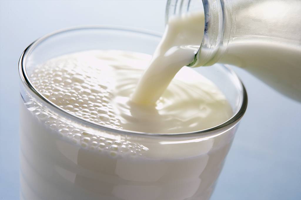 É verdade que leite corta o efeito tóxico de produtos químicos?