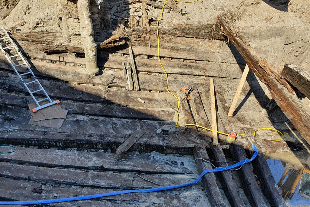 SI_navio-3_site Imagem: Porão de carga do navio medieval no poço de escavação.
