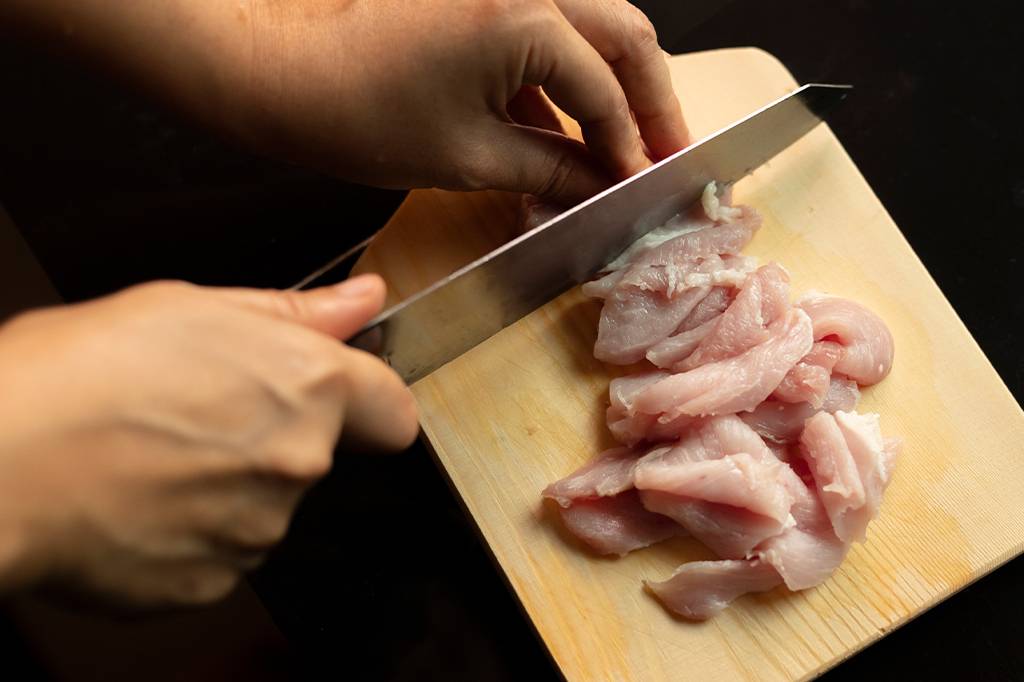 Pessoas comem peixe cru, kibe cru… Existe algum prato com frango cru?