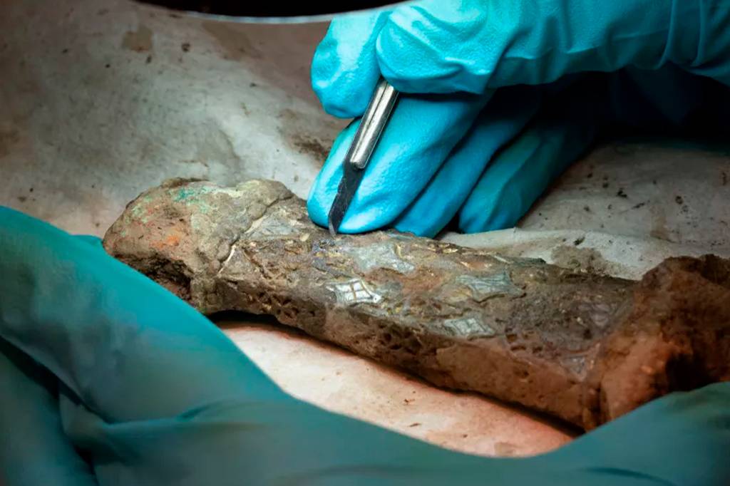 Espada viking é remontada depois de 1200 anos