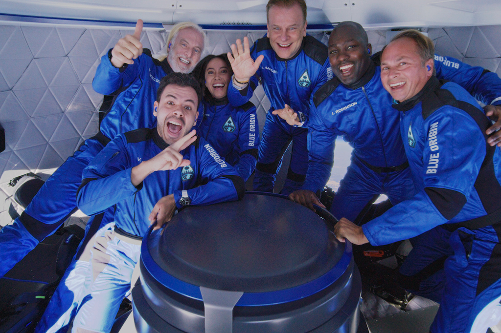Blue Origin: batemos um papo com o brasileiro que viajou ao espaço Foto da tripulação na cabine.