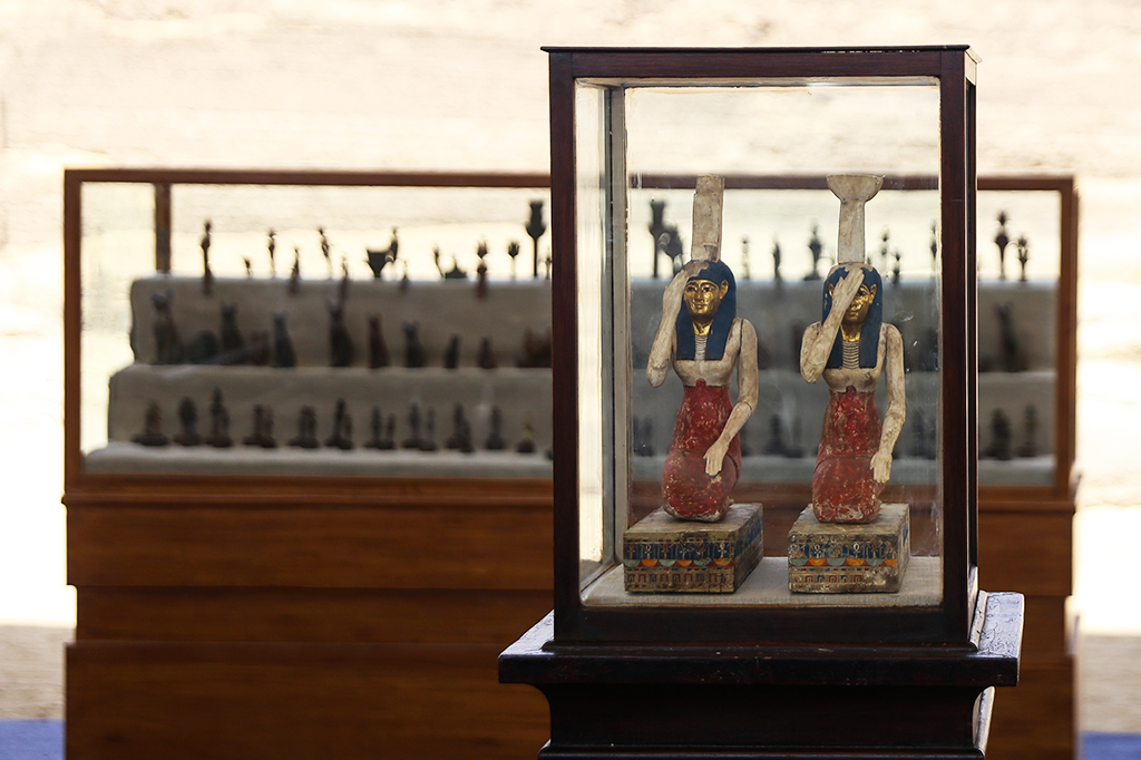 Arqueólogos encontram 250 sarcófagos de 2,5 mil anos no Egito Foto de peças encontradas em Saqqara.