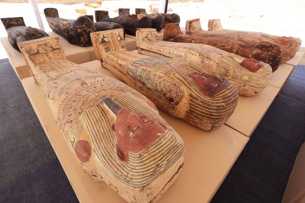 Arqueólogos encontram 250 sarcófagos de 2,5 mil anos no Egito