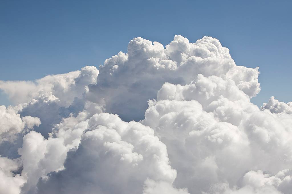 Já que as nuvens são formadas de gotículas de água, por que elas são brancas em vez de transparentes?