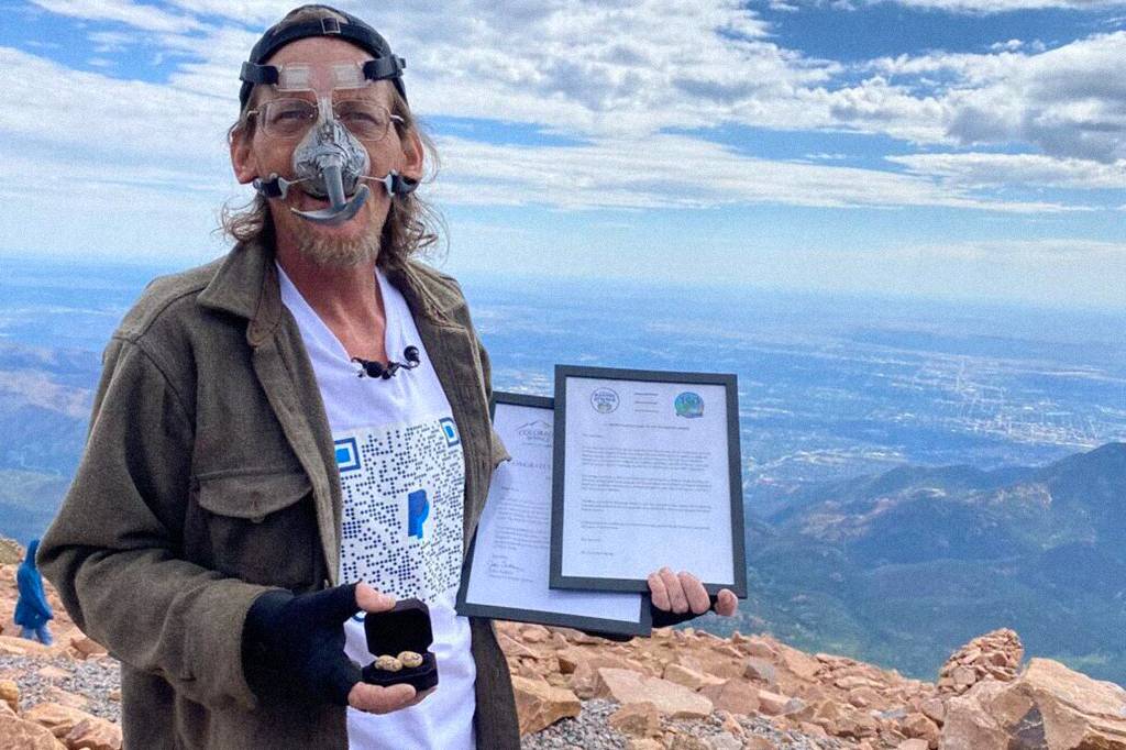 Por um recorde, americano empurra amendoim montanha acima com o nariz