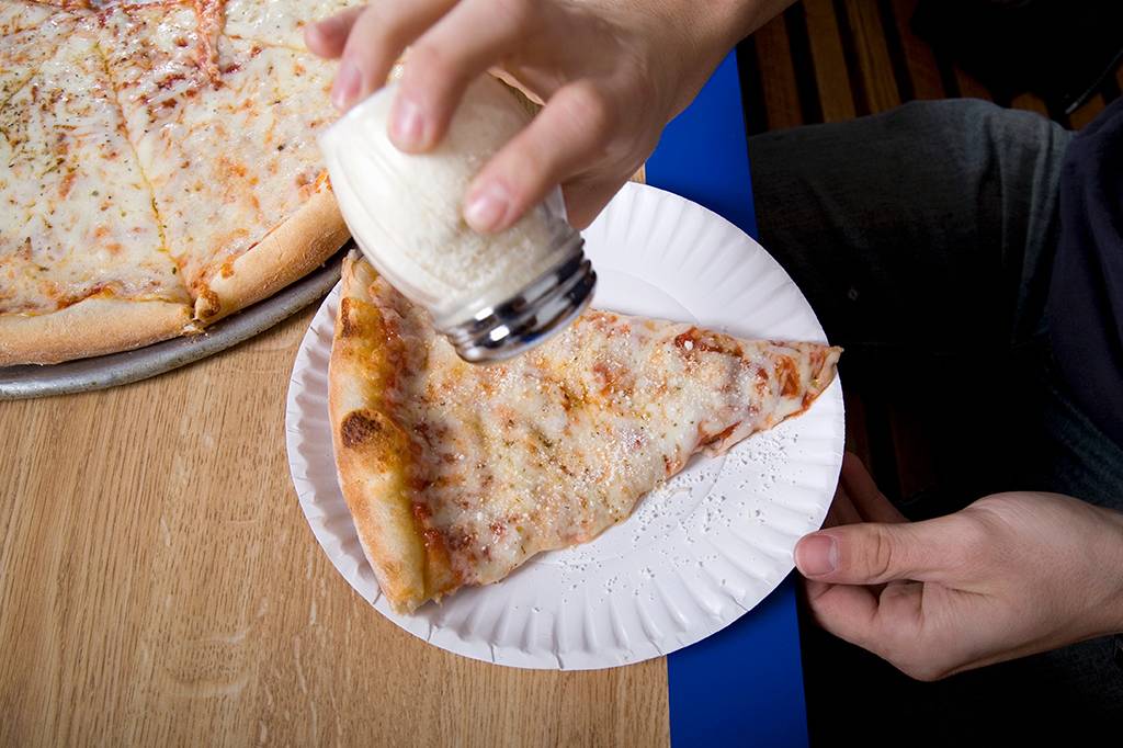 Colocar mais sal na comida pronta pode roubar até dois anos de vida