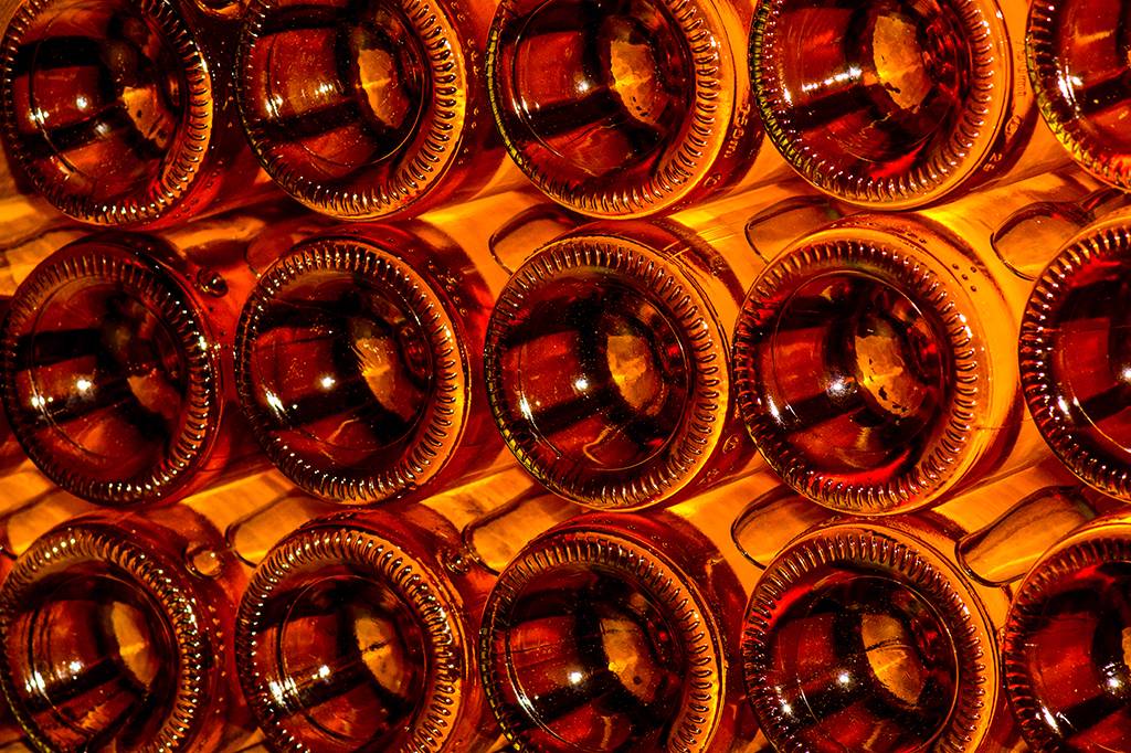 Por que o fundo das garrafas de vinho é côncavo?