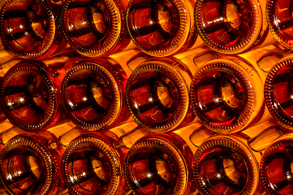 Fundo de garradas de vinho empilhadas.