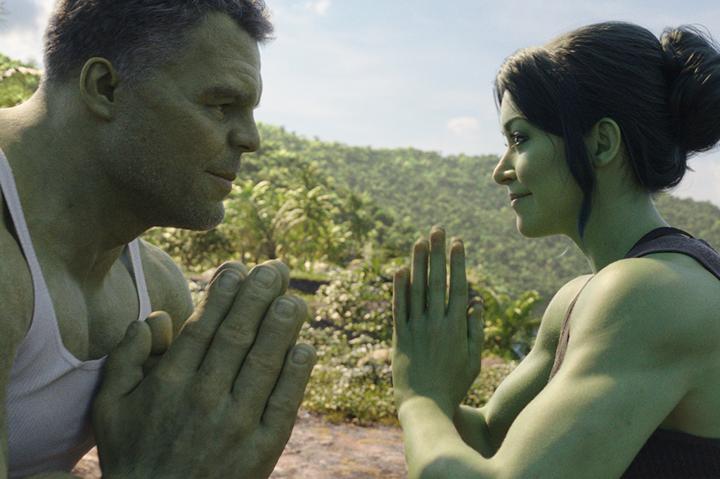 She-Hulk e Hulk na praia.