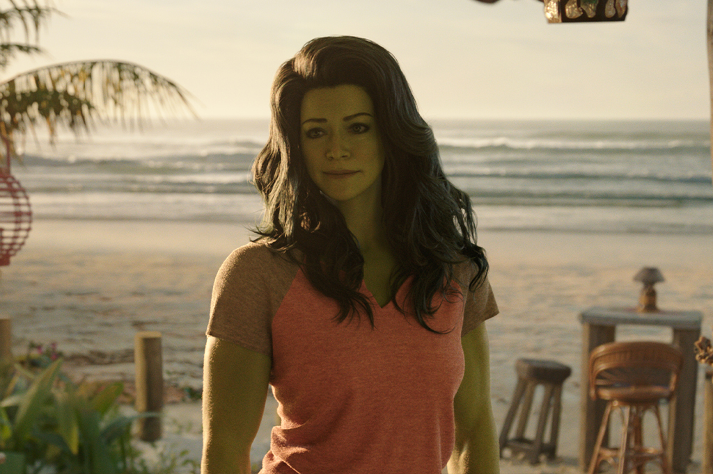 She-Hulk na praia.