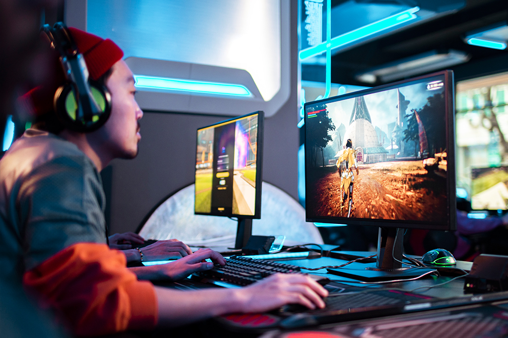 Jovem jogando no computador.