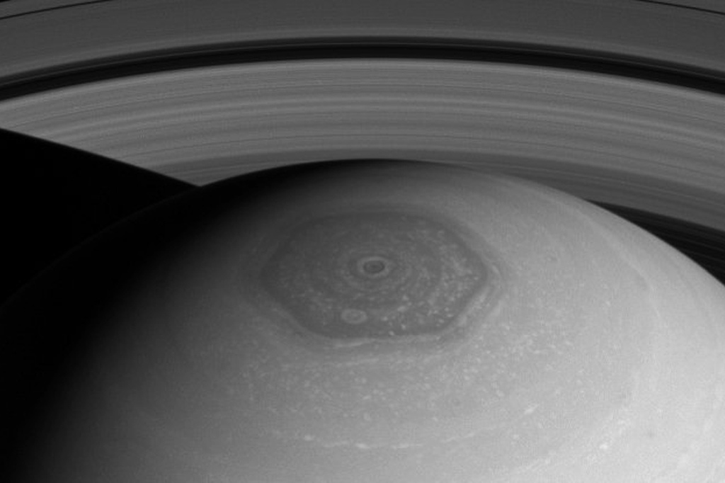 Conheça o misterioso hexágono que existe no polo norte de Saturno