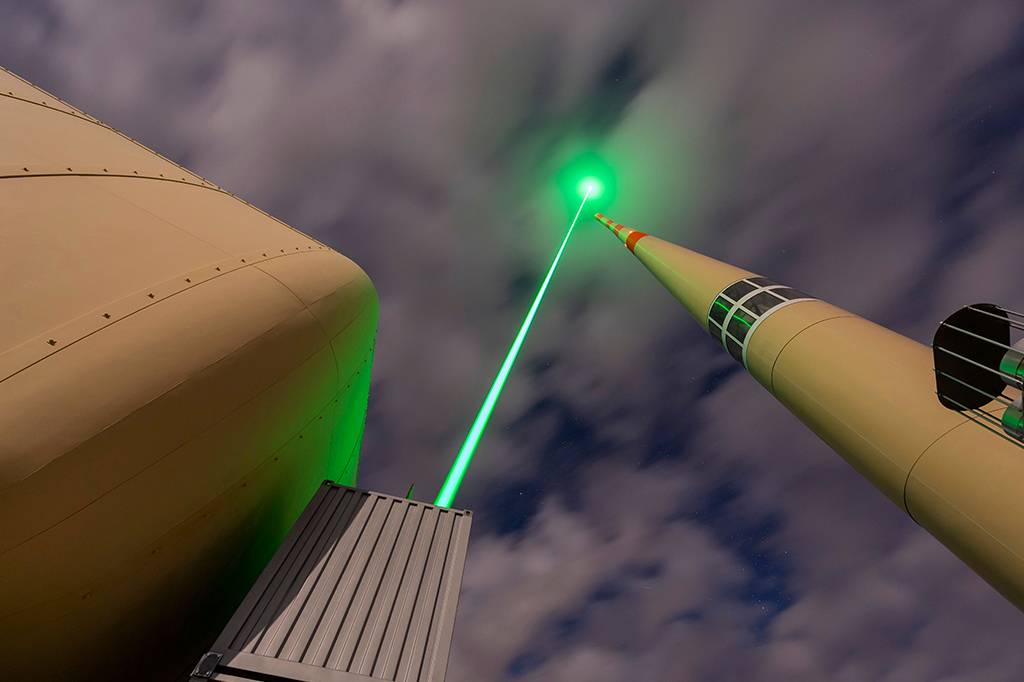 Cientistas usam feixes de laser para desviar raios durante tempestade