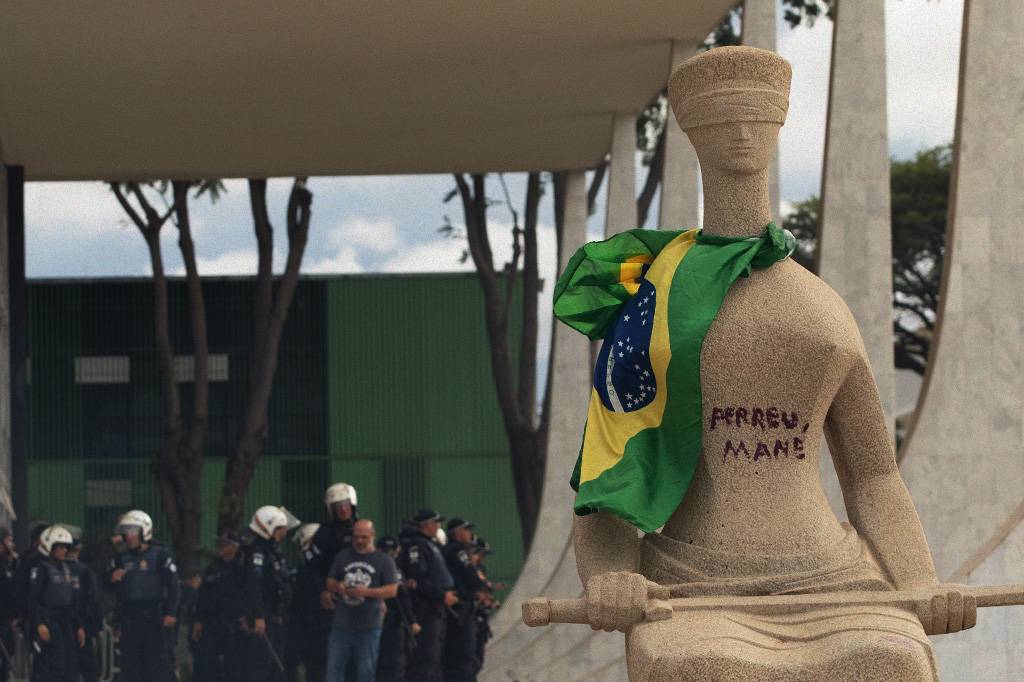 Veja as obras de arte danificadas pelos invasores dos Três Poderes