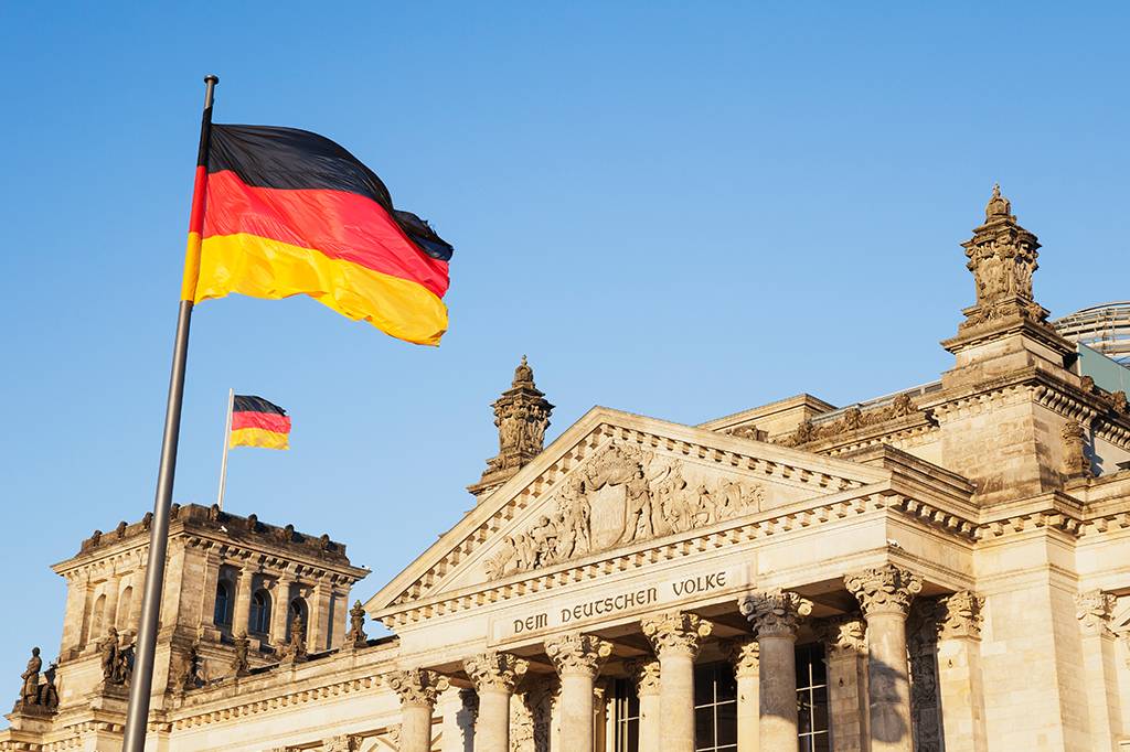 Se o nome do país é “Deutschland”, de onde vêm os termos “Alemanha” e “Germany”?