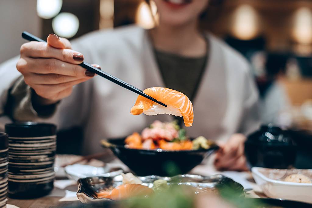 É verdade que gestantes não podem comer peixe cru?