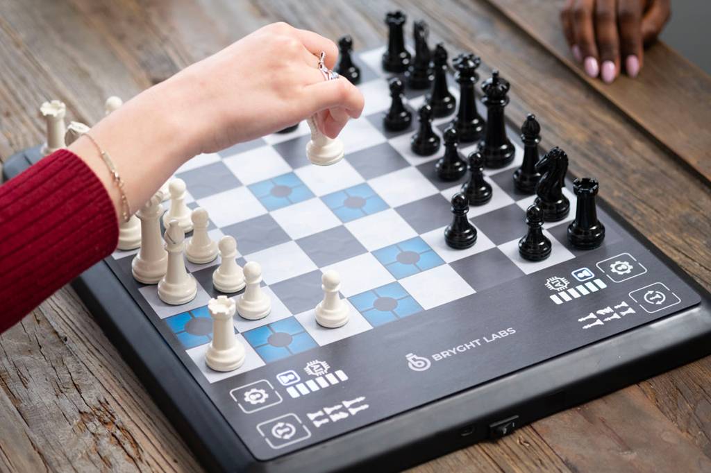 O tabuleiro de xadrez que ensina a jogar