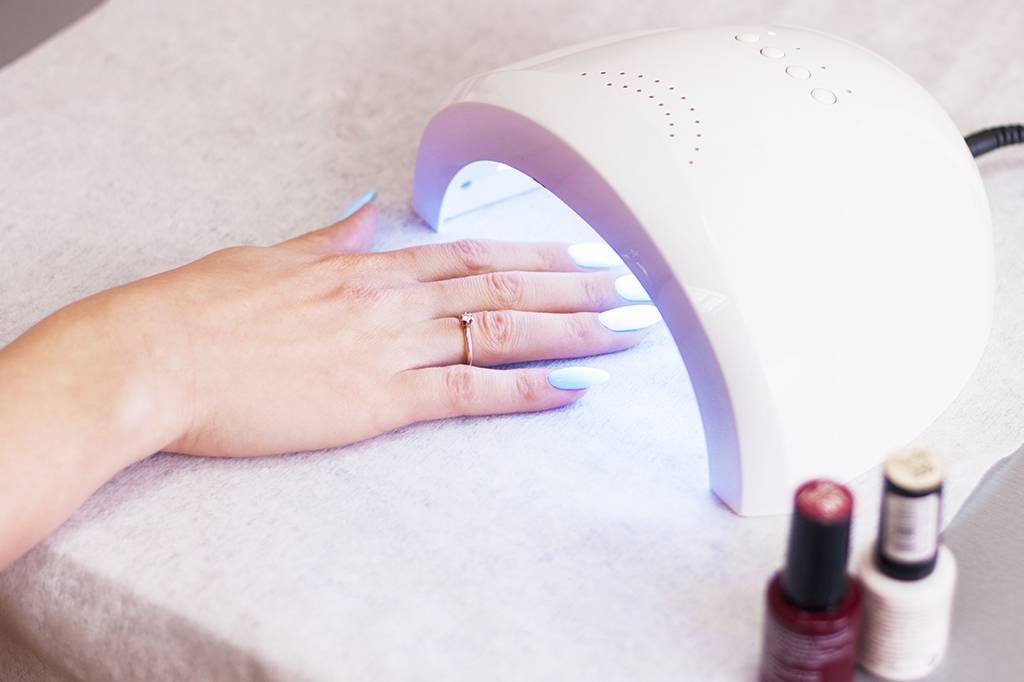 É verdade que esmalte escuro faz as unhas crescerem mais rápido?