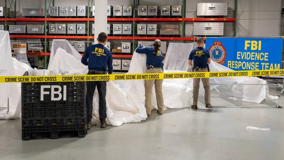 destroços FBI agentes do fbi observam destroços de balão chinês.