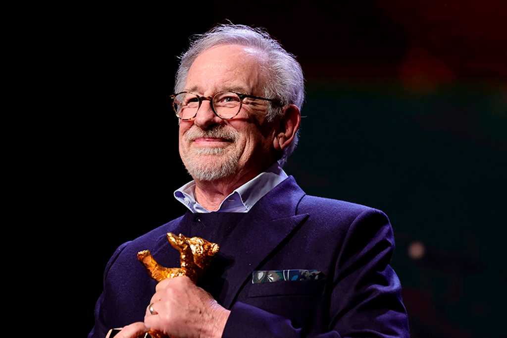 steven spielberg segurando um troféu