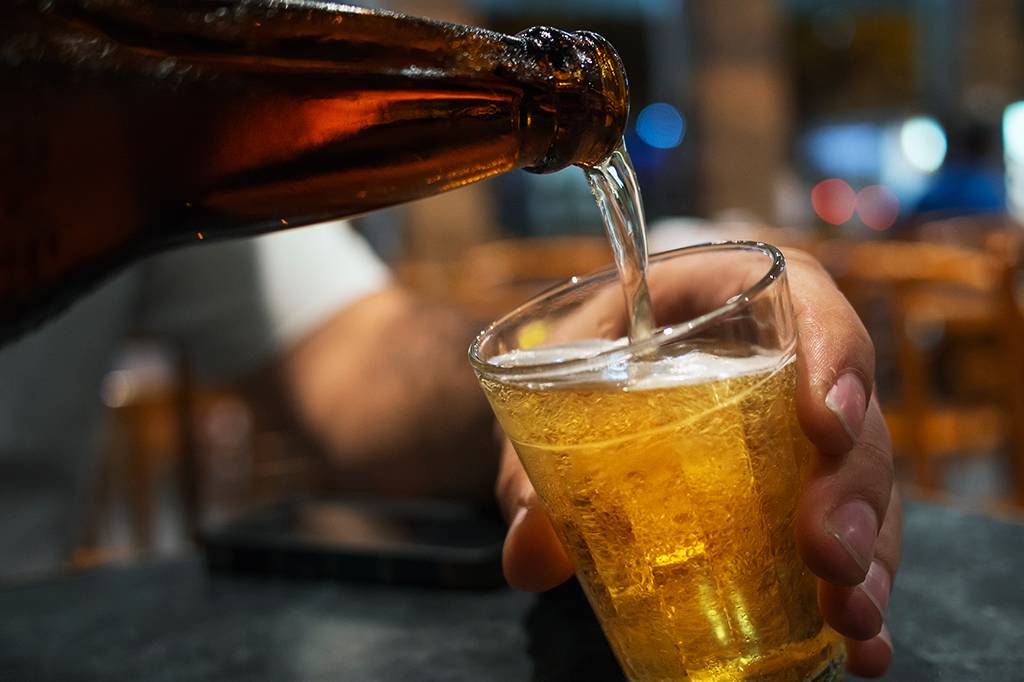 Como se tira o álcool de uma cerveja sem álcool?