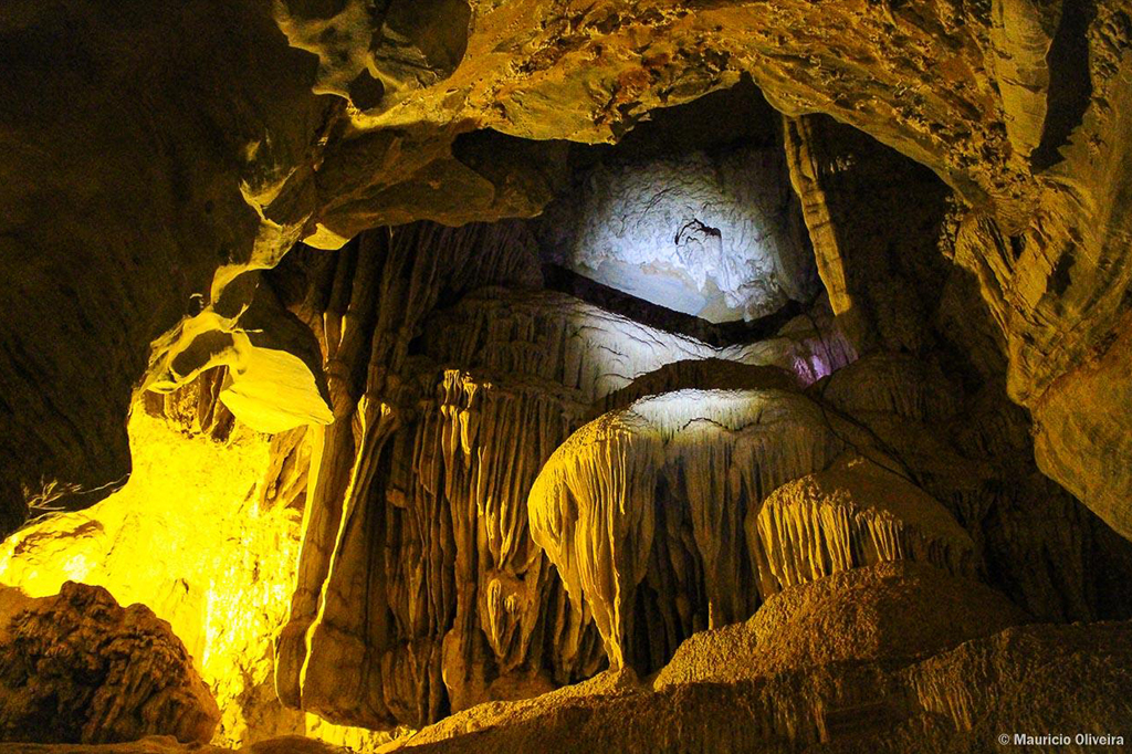 Deriva-continental-07-04_04 Espeleotemas em um dos salões da Gruta da Lapinha.