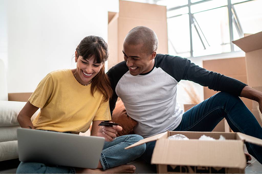 Casal com conta conjunta tende a ser mais feliz no casamento