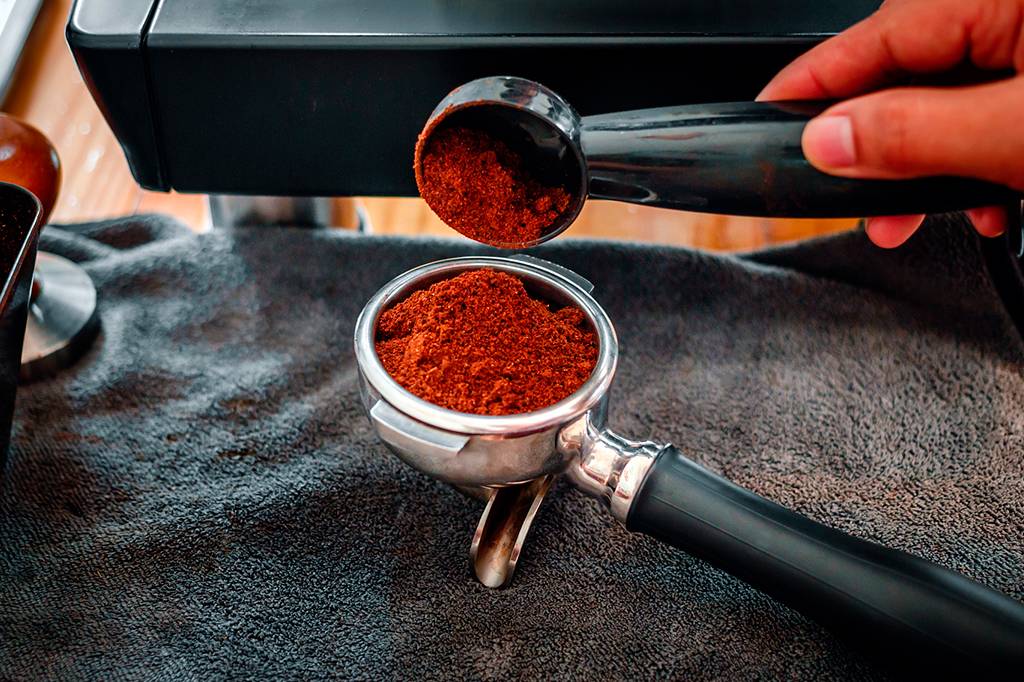 Moer demais os grãos de café pode deixar seu espresso aguado, dizem matemáticos