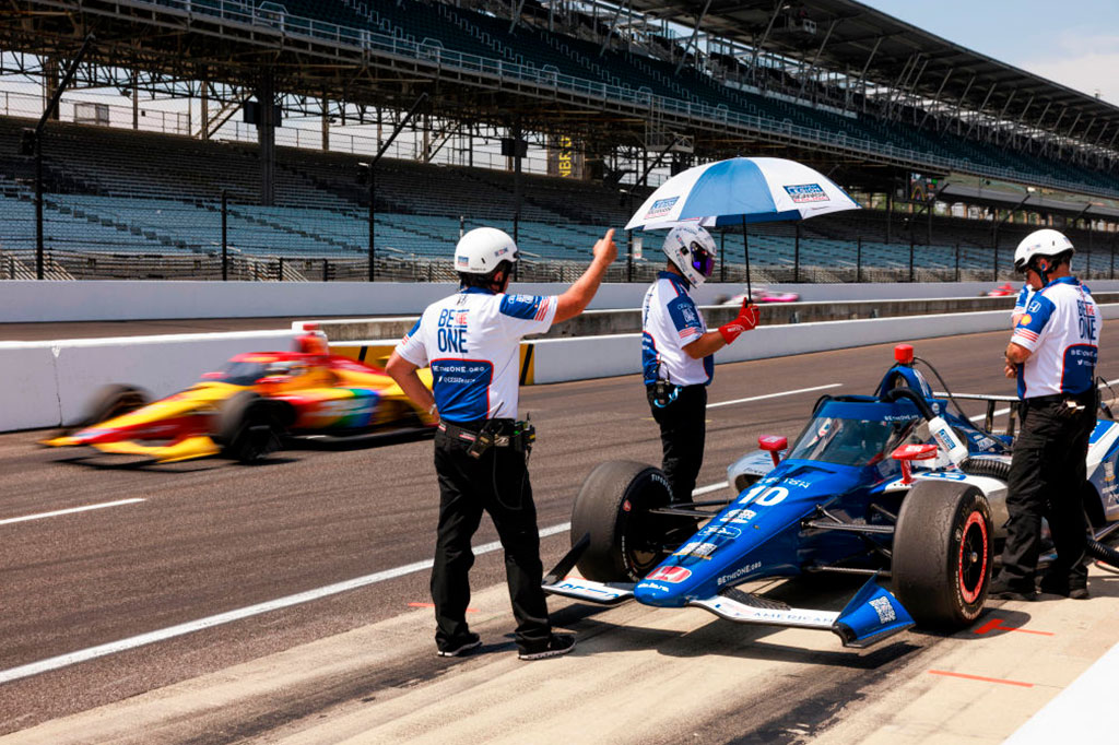 Álex Palou (10), piloto da Chip Ganassi Racing, da Espanha, e vencedor da pole position, treina para a Indy 500 no Indianapolis Motor Speedway, em Indianápolis.