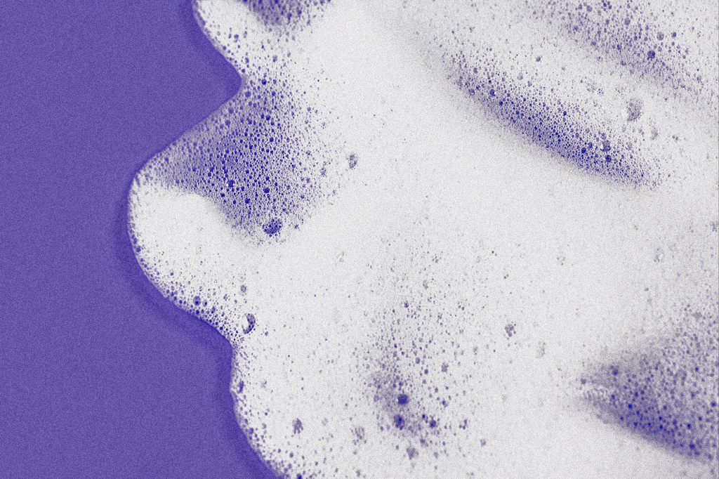 Por que a espuma é sempre branca, não importa a cor do sabão?