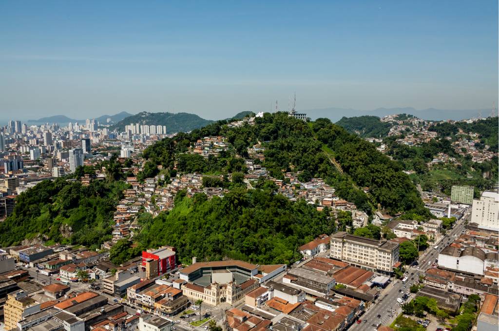 1407_Deriva-6 Fotografia aérea de uma área de risco em Santos, SP.
