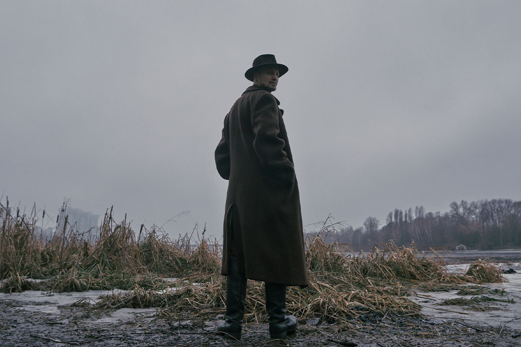 Cena de cinema de personagem detetive.