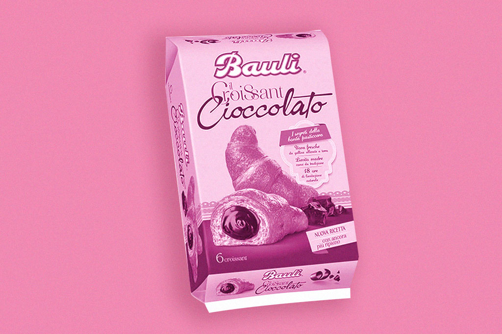 SI_454_Oraculo-Conexoes2_site Imagem de embalagem do croissant Bauli sob fundo rosa.