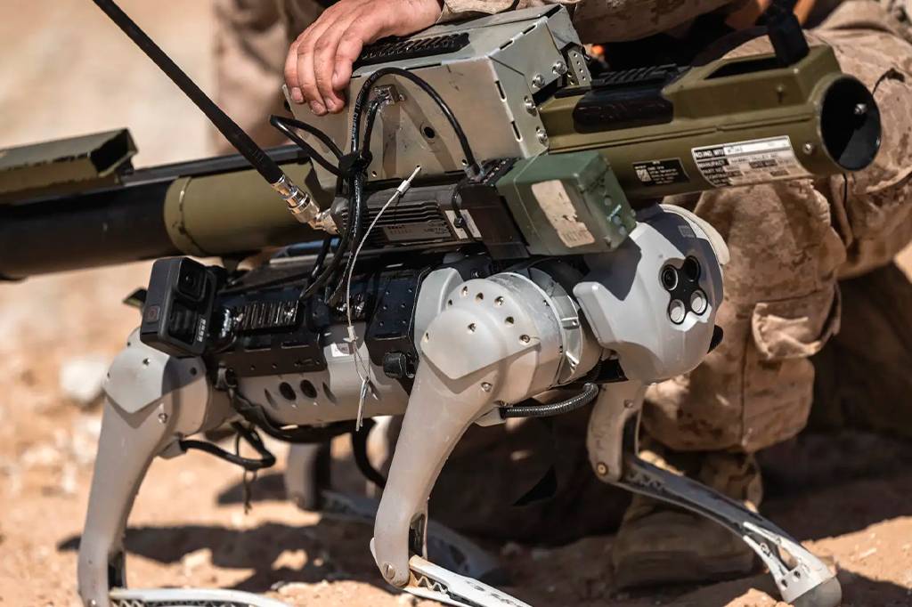 EUA testam cão-robô equipado com arma antitanque