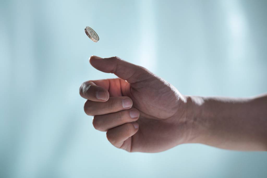 Jogar cara e coroa não é uma chance de 50% – mas é perto