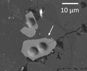 Imagem de um grão de zircão lunar sob um microscópio.