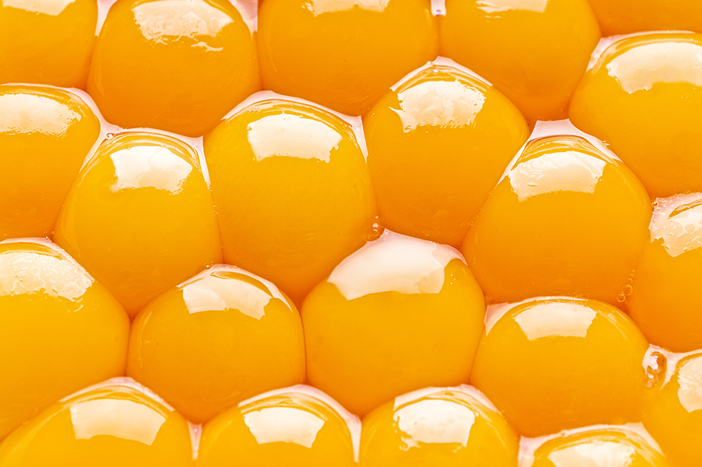 Por que algumas gemas de ovo são mais avermelhadas do que outras?