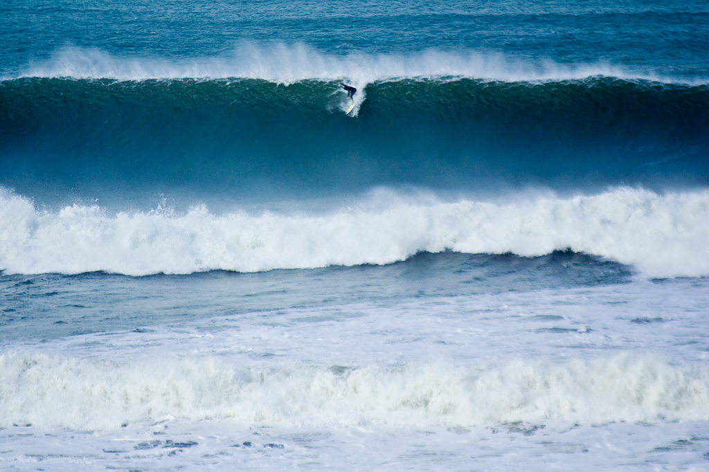 SI_456_ORCL_ondas Um surfista pegando uma onda grande na praia de Bells Beach, na Austrália.