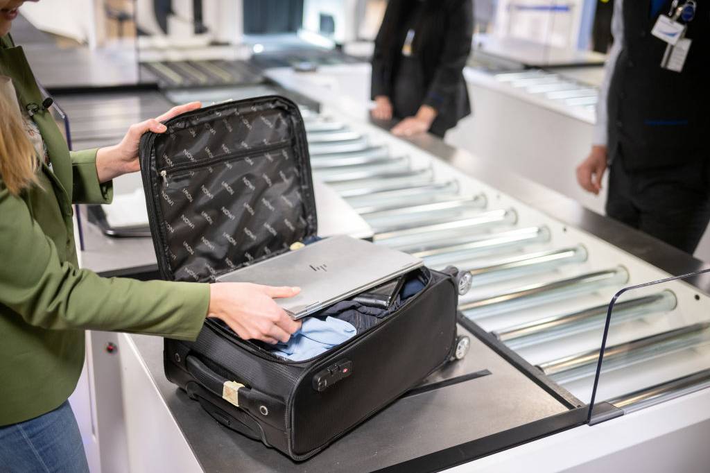 Por que precisamos tirar o notebook da mochila no raio X do aeroporto?