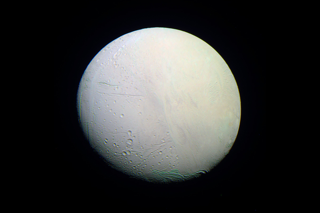 Pesquisadores encontram em Encélado um dos gases para o surgimento da vida