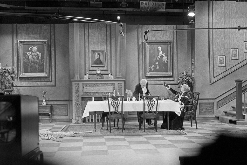 2712-super-site2 Vista do estúdio com Freddie Frinton como Butler James e May Warden como Miss Sophie no esquete