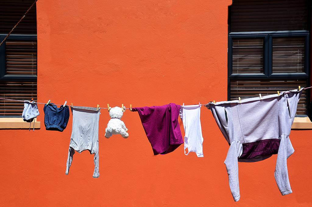 Por que as roupas lavadas às vezes ficam cheirando mal no varal?
