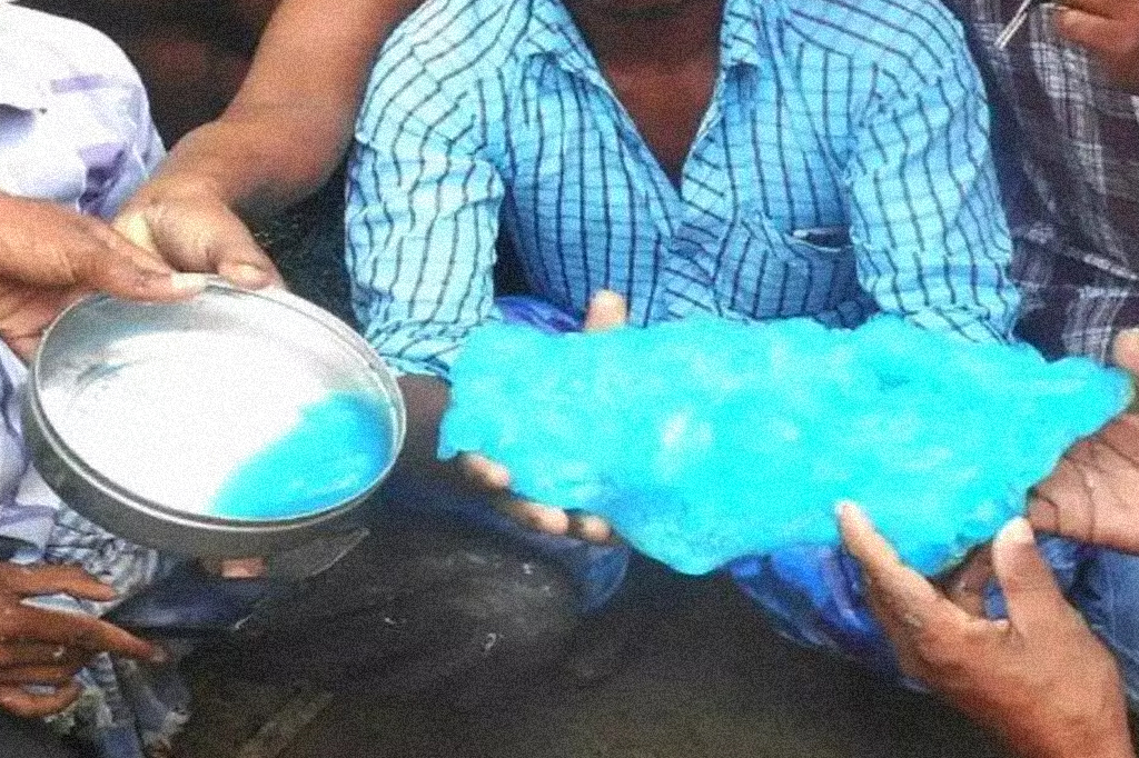 SI_ORCL_blueice Pessoas segurando um pedaço do chamado blue ice.