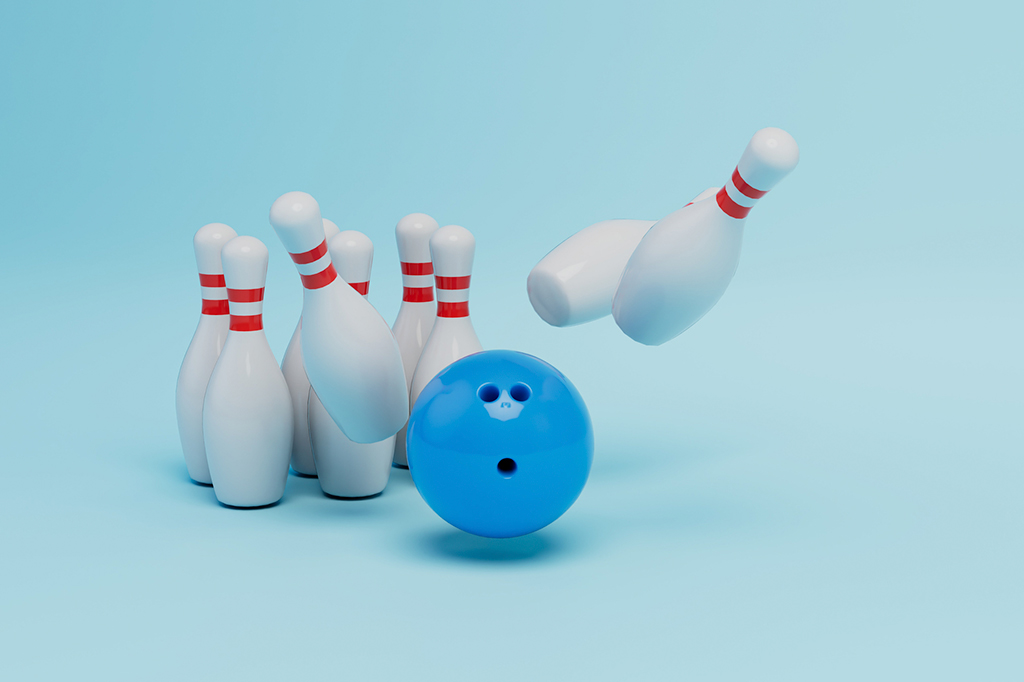 Pinos de em pé e uma bola de boliche azul em um fundo azul