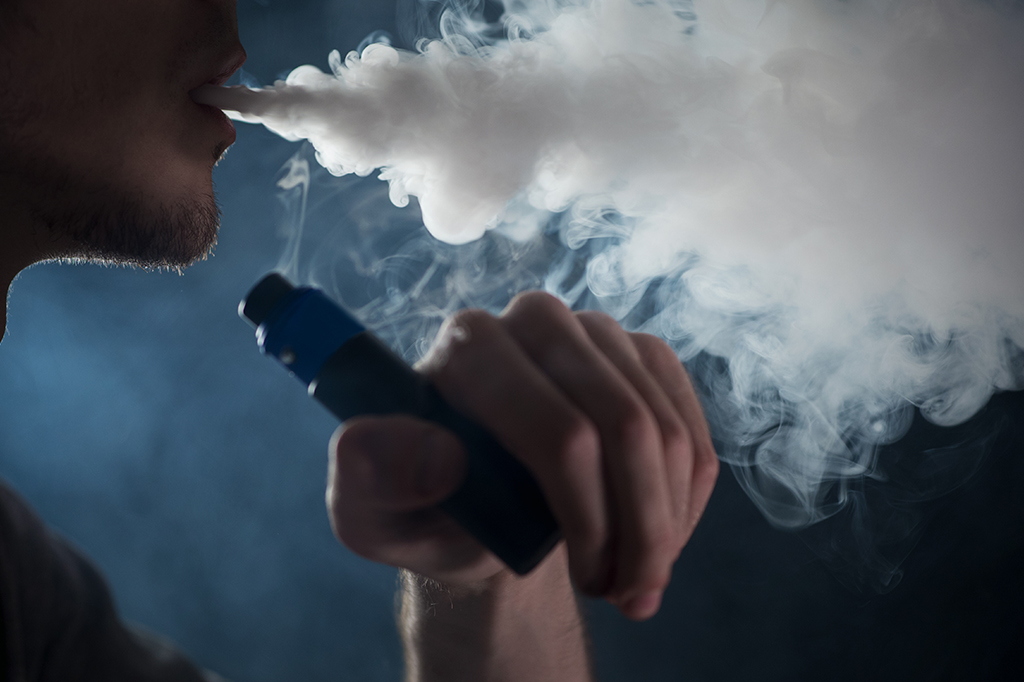 Uso frequente de vape pode aumentar o risco de exposição a urânio e chumbo